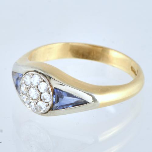 Anillo con rosetón de diamantes y zafiros.