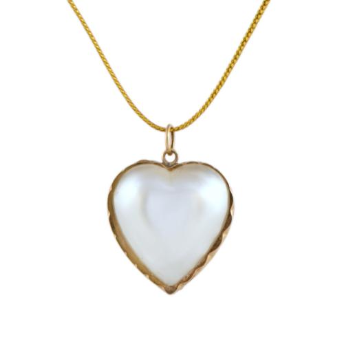 Colgante con perla en forma de corazón.
