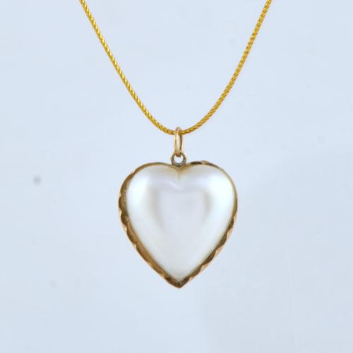 Colgante con perla en forma de corazón.