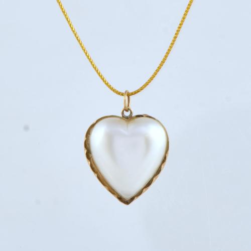 Colgante con perla en forma de corazón.