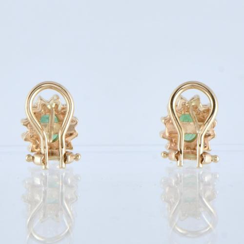 Pendientes con esmeraldas y rosetón de diamantes.