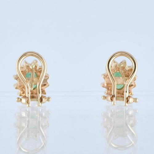 Pendientes con esmeraldas y rosetón de diamantes.
