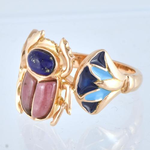 Anillo siguiendo modelos egipcios en forma de escarabajo co