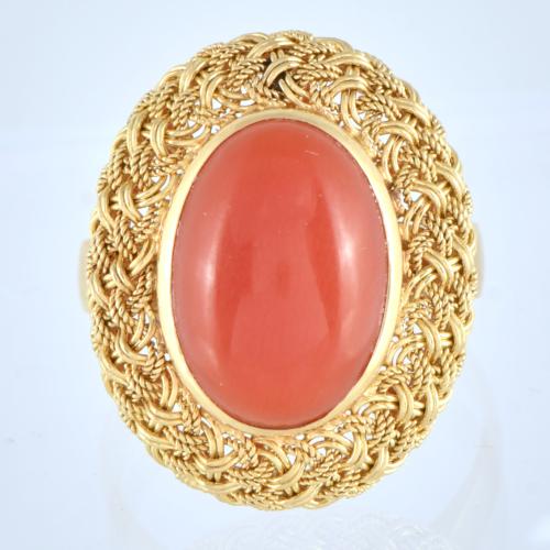 Conjunto de collar, anillo y pendientes en coral rojo.
