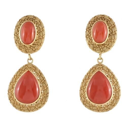 Conjunto de collar, anillo y pendientes en coral rojo.