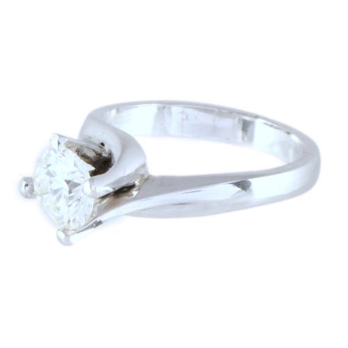 Anillo solitario con diamante.