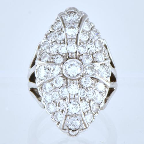 Anillo lanzadera estilo art déco con diamantes.