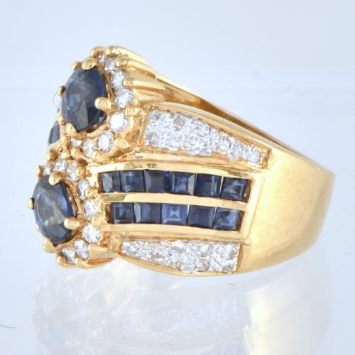 Anillo con doble rosetón de zafiros y diamantes.