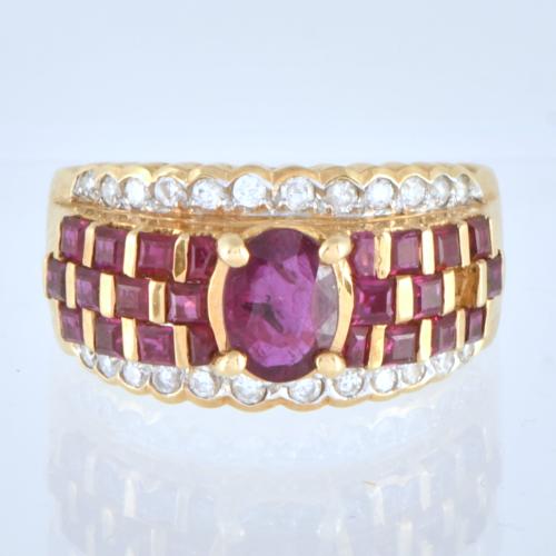 Anillo con granates y diamantes. 