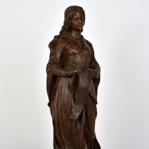 Figura de Santa con pergamino.