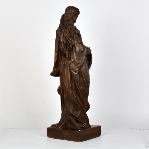 Figura de Santa con pergamino.