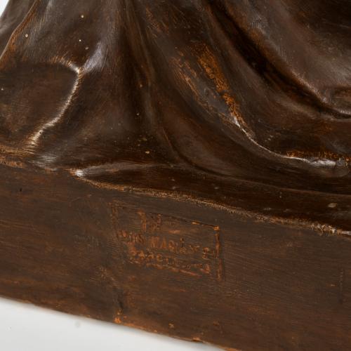 Figura de Santa con pergamino.