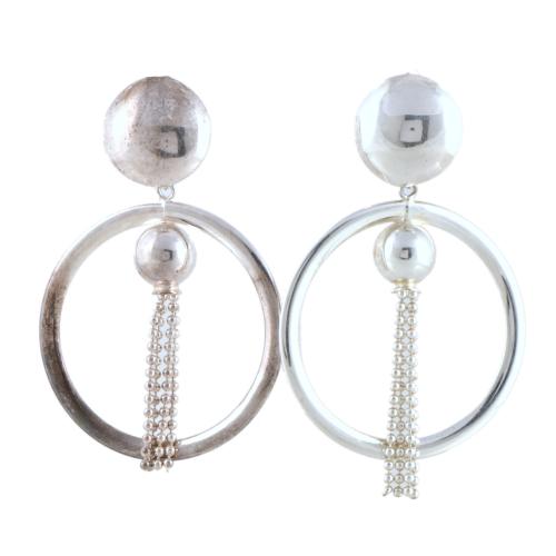 Pendientes con aros y colgantes.