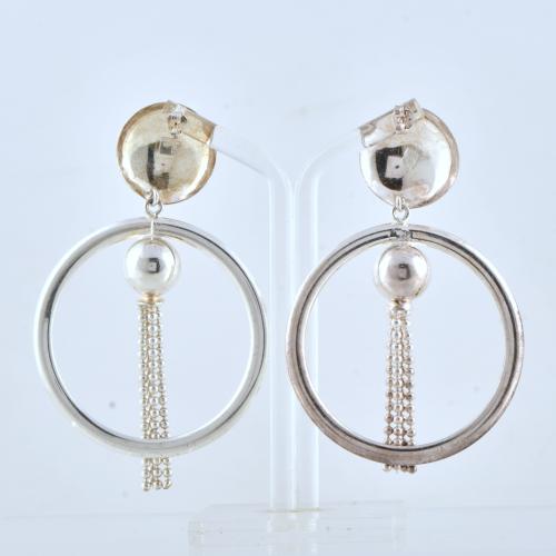 Pendientes con aros y colgantes.