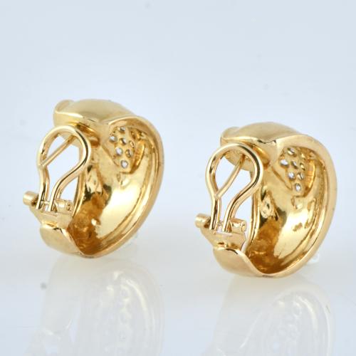 Dos parejas de pendientes anchos con circonitas.