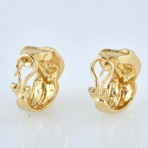 Dos parejas de pendientes anchos con circonitas.