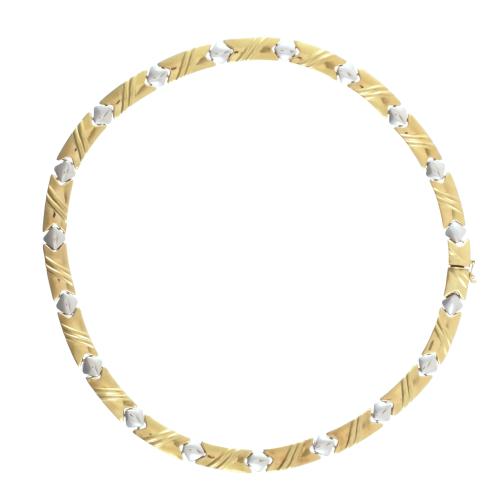 Gargantilla ancha semirígida.