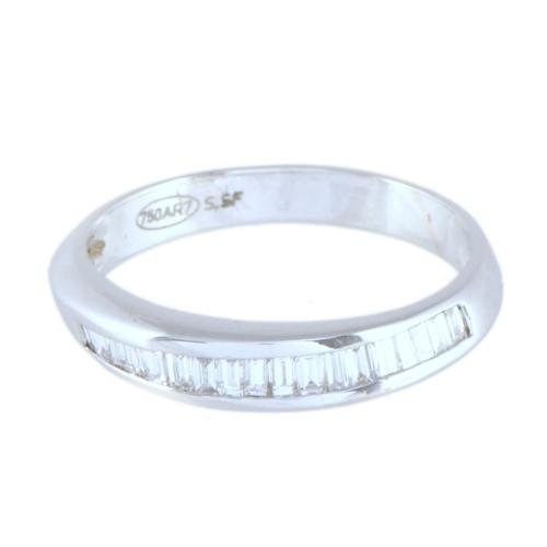 Sortija media alianza con diamantes.