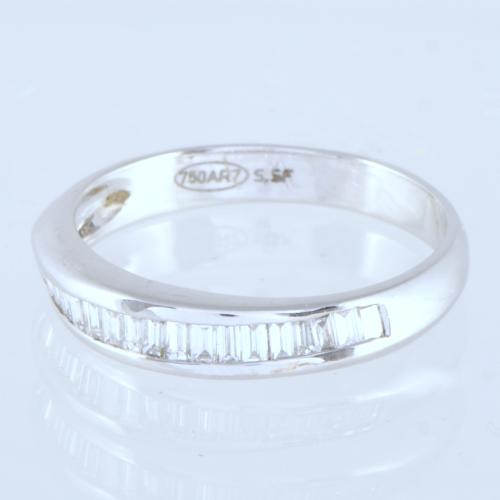 Sortija media alianza con diamantes.