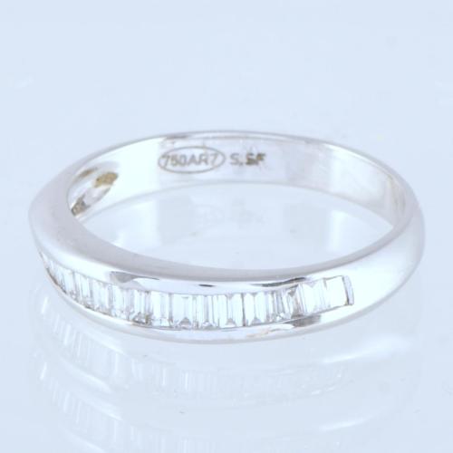 Sortija media alianza con diamantes.