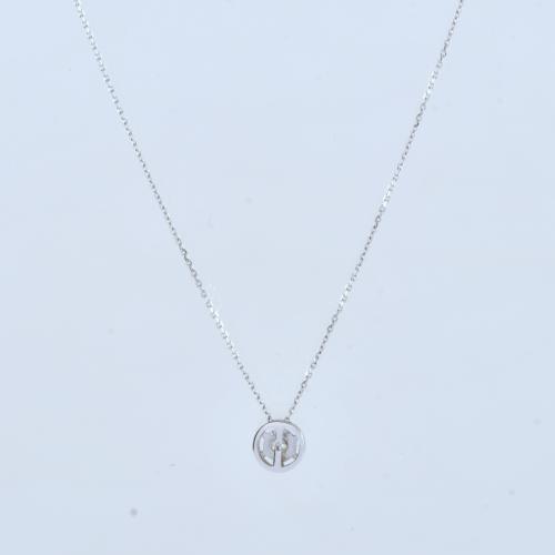 Collar con colgante con chatón de diamante.