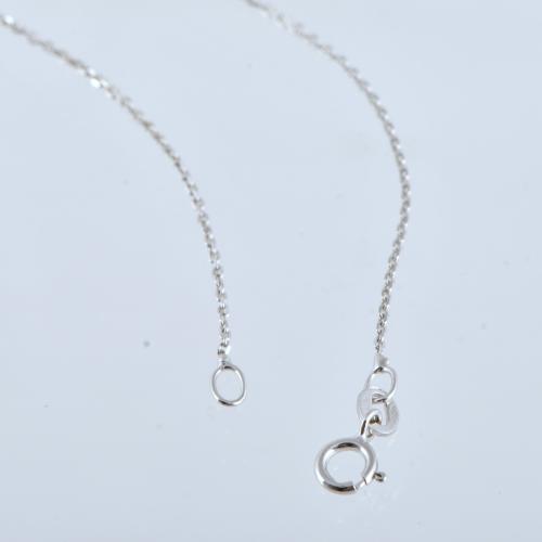 Collar con colgante con chatón de diamante.