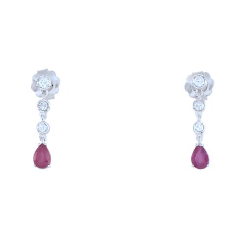 Pendientes largos con diamantes y rubíes.
