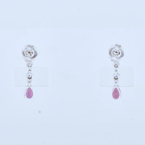 Pendientes largos con diamantes y rubíes.