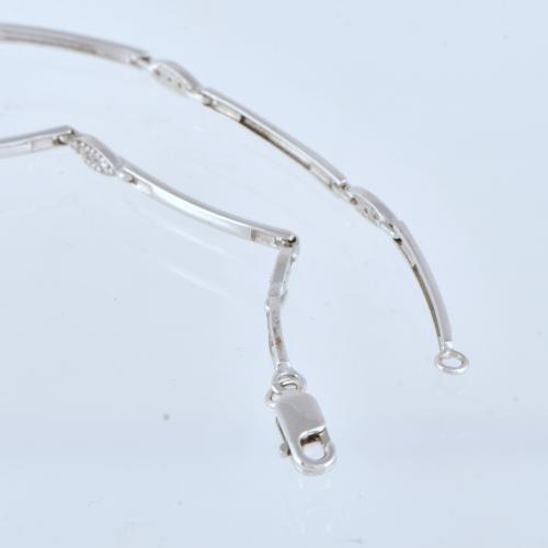 Pulsera semi rígida con diamantes.