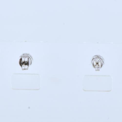 Pendientes con rosetón de diamantes.