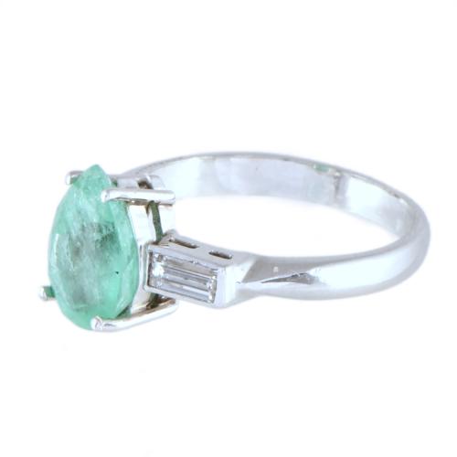 Anillo con esmeralda y diamantes.