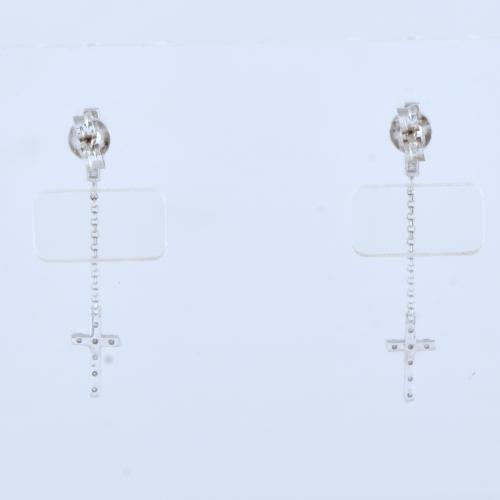 Pendientes largos con cruces colgantes.