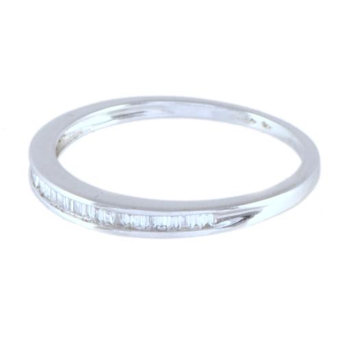 Sortija media alianza de diamantes.