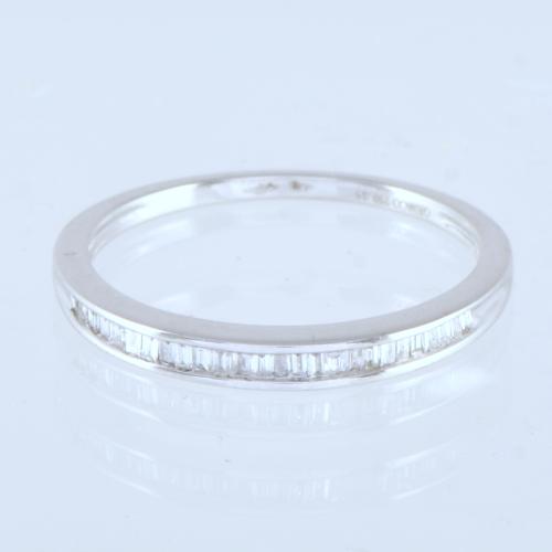 Sortija media alianza de diamantes.