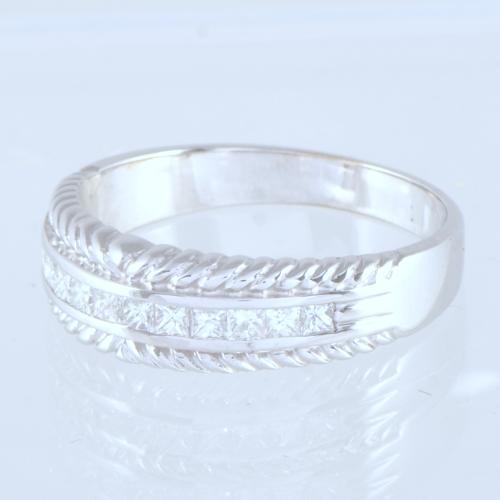 Anillo con diamantes.