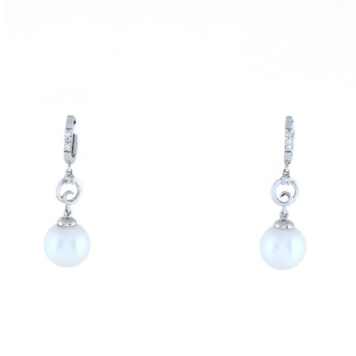 Pendientes aretes con perlas colgantes.