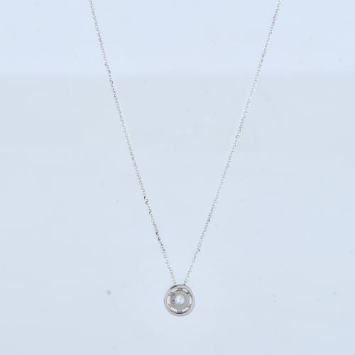 Collar con colgante con chatón de diamante.