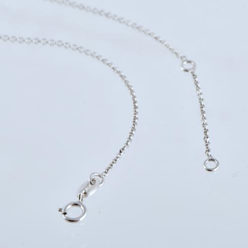 Collar con colgante con chatón de diamante.