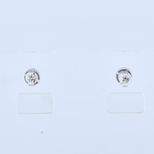 Pendientes con chatón de diamantes.