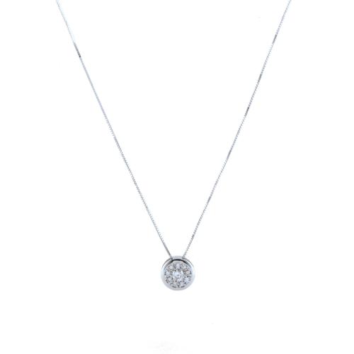 Collar con colgante con rosetón de diamantes.