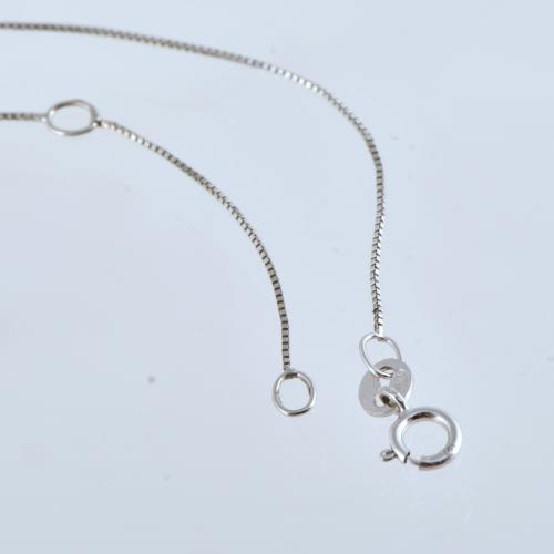 Collar con colgante con rosetón de diamantes.