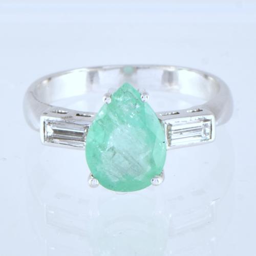 Anillo con esmeralda y diamantes.