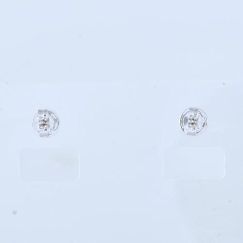 Pendientes con chatón de diamantes.