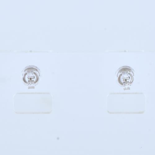 Pendientes con chatón de diamantes.