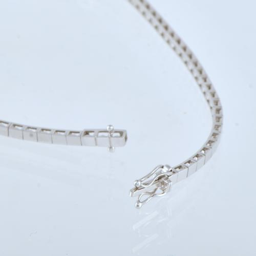 Pulsera tipo media-riviére semi-rígida con diamantes.