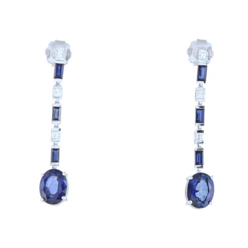 Pendientes colgantes largos con zafiros y diamantes.