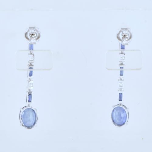Pendientes colgantes largos con zafiros y diamantes.