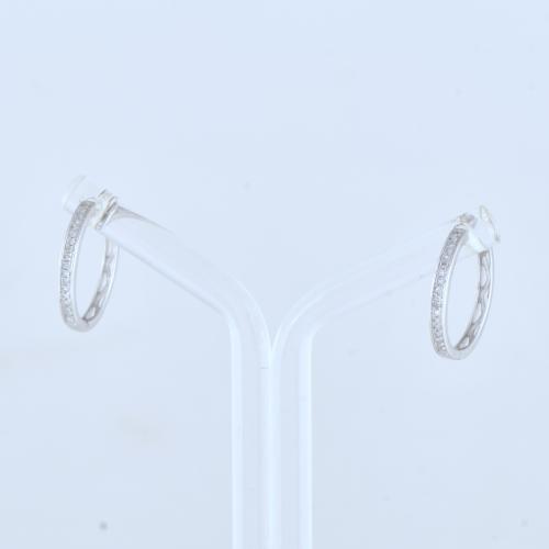 Pendientes aretes con diamantes en carril.
