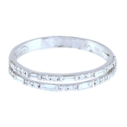 Sortija con doble carril de diamantes.