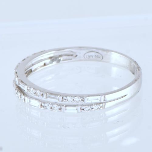 Sortija con doble carril de diamantes.